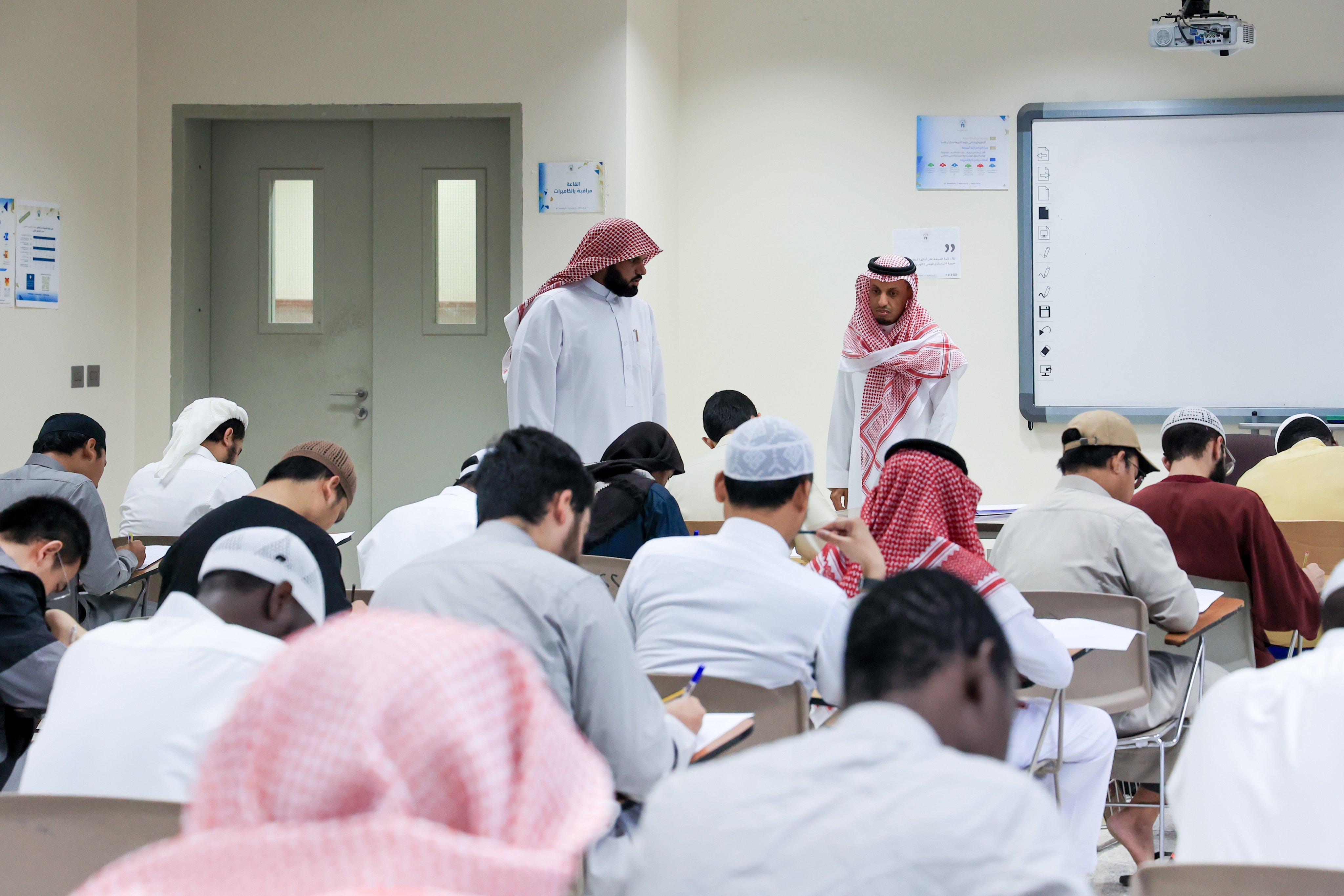 وكيل الجامعة الإسلامية للشؤون الأكاديمية يتفقد سير الاختبارات في كلية الشريعة وكلية الأنظمة والاقتصاد